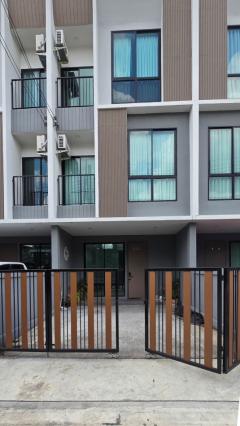 ให้เช่า ทาวน์โฮม 3 ชั้น นิว คอนเน็กซ์ เฮ้าส์ ดอนเมือง 22.5 ตรว 190 ตรม 4 นอน 4 น้ำ ใกล้สนามบินดอนเมือง