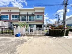 ขายทาวน์โฮม 2 ชั้น หมู่บ้านโนโว วิลล์ กรุงเทพฯ-ปทุมธานี จุดเด่นหลังนี้ตัวบ้านเป็นหลังมุม ได้เนื้อที่ 33 ตร.ว. มีพื้นที่เป็นสวนด้านข้างกว้างขวางอยู่ในตัวบ้าน โครงการจากศุภาลัยสร้างสไตล์โมเดิร์นมี 3 ห้องนอน 2 ห้องน้ำ