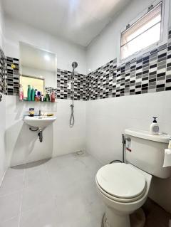 ขายทาวน์โฮม 2 ชั้น หมู่บ้านโนโว วิลล์ กรุงเทพฯ-ปทุมธานี จุดเด่นหลังนี้ตัวบ้านเป็นหลังมุม ได้เนื้อที่ 33 ตร.ว. มีพื้นที่เป็นสวนด้านข้างกว้างขวางอยู่ในตัวบ้าน โครงการจากศุภาลัยสร้างสไตล์โมเดิร์นมี 3 ห้องนอน 2 ห้องน้ำ-202511222013041763817184069.jpg