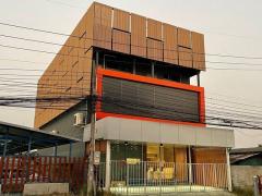 ตึกเดี่ยว 2 ชั้นครึ่งกสวยบิ้วอินทั้งหลังแต่งครบสวยจัดเต็มสามารถประกอบกิจการได้เลย