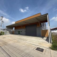 ให้เช่าโกดังพร้อมออฟฟิศ และห้องพัก มีแอร์ พื้นที่ 100 ตรว. โกดัง กว้าง 15.5ม. ลึก 14 ม. คลอง2 คลองหลวง ปทุมธานี