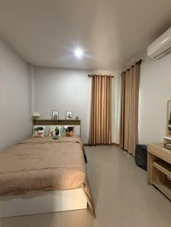 ขายบ้านเดี่ยวชั้นเดียวสร้างใหม่ พร้อมอยู่ ขนาด42ตรว เฟอร์นิเจอร์ครบ ใกล้ถนนมอเตอร์เวย์ชลบุรี-พัทยา บ้านบึง ชลบุรี.-202511231632451763890365566.jpg