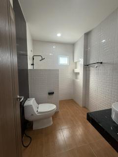 ขายบ้านเดี่ยวชั้นเดียวสร้างใหม่ พร้อมอยู่ ขนาด42ตรว เฟอร์นิเจอร์ครบ ใกล้ถนนมอเตอร์เวย์ชลบุรี-พัทยา บ้านบึง ชลบุรี.-202511231632461763890366529.jpg