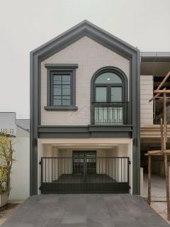ขายทาวน์เฮ้าส์หรู-2-ชั้นสไตล์-Modern-ซอย
