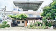 ขายด่วน ทาวน์เฮ้าส์ 3 ชั้น ซอยเอกชัย 135 ตีทะลุ 2 คูหา มีดาดฟ้า หลังริม ราคาถูก