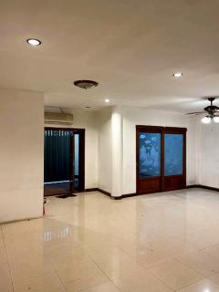 ขายอาคารพาณิชย์4ชั้น2คูหาเขตพระนครใกล้ถนนพระเมรุ เนื้อที่24ตรว สามารถทำเป็นHostel หรือหอพัก ได้เลยมี มี6ห้องนอนใหญ่ 4 ห้องนอนเล็ก  7 ห้องน้ำ 1 ห้องครัวใกล้วัดบวรนิเวศราชวรวิหาร  วัดตรีทศเทศ -202511301413561764486836465.jpg