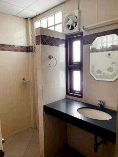 ขายอาคารพาณิชย์4ชั้น2คูหาเขตพระนครใกล้ถนนพระเมรุ เนื้อที่24ตรว สามารถทำเป็นHostel หรือหอพัก ได้เลยมี มี6ห้องนอนใหญ่ 4 ห้องนอนเล็ก  7 ห้องน้ำ 1 ห้องครัวใกล้วัดบวรนิเวศราชวรวิหาร  วัดตรีทศเทศ -202511301413581764486838029.jpg