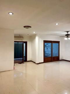 ขายอาคารพาณิชย์4ชั้น2คูหาเขตพระนครใกล้ถนนพระเมรุ เนื้อที่24ตรว สามารถทำเป็นHostel หรือหอพัก ได้เลยมี มี6ห้องนอนใหญ่ 4 ห้องนอนเล็ก  7 ห้องน้ำ 1 ห้องครัวใกล้วัดบวรนิเวศราชวรวิหาร  วัดตรีทศเทศ -202511301413581764486838540.jpg