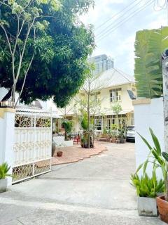 Airbnb MRTสามย่าน 500ม. ถูกมาก โอกาสทอง เช่าร้านอาหารพรีเมียม  2 หลัง สไตล์โฮมมี่ วินเทจ 50 ตร.วา. 200 ตร.ม. สีลม สาทร ใจกลาง CBD พระราม 4 