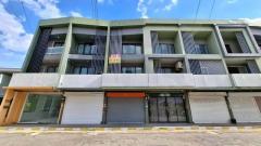 ขายด่วน อาคารพาณิชย์ 3 ชั้น 16 ตารางวา โครงการ J Square ถ.ประชาหนองไผ่-โกทา  ทำเลสวย  ใกล้โลตัสโนนม่วง   ZE839