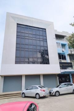 ให้เช่าอาคารพาณิชย์ 5 ชั้น 3 คูหา ติดถนนใหญ่เสรีไทย เดินทางสะดวก ใกล้ทางด่วนกาญจนาภิเษก