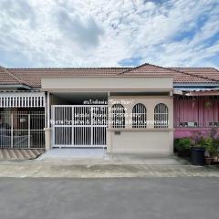 ทาวน์เฮาส์ - 2 BR 1 BATHROOM 1790000 THB   ราคาถูกเหลือเชื่อ เป็นทาวน์เฮ้าส์ 1 ชั้น รีโนเวทแล้ว พร้อมอยู่ ในราคาที่ถูกมาก ที่ตั้งอยู่บนทำเลที่เป็นเลิศ เหมาะสำหรับผู้ที่ต้องการบ้านพักอาศัยอยู่ในบริเวณที่มีสิ่งอำนวยความสะดวกครบในทุกมิติ 