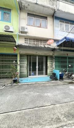  ขายด่วน ถูกมาก อาคารพาณิชย์ 3.5 ชั้น   ซอยวุฒากาศ 47 และ  53  เข้าออกได้ 2 ซอย ใกล้bts วุฒากาศ 700 เมตร (คุณเจี๊ยบ 080-2114266 )