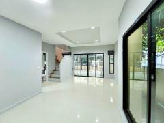 ตลาด ส.สุนีย์ 200 ม. ถ.ราชพฤกษ์-กาญจนาภิเษก ลาดหลุมแก้ว  ให้เช่าทาวน์โฮม 2 ชั้น 29 ตร.วา. 232 ตร.ม. รพ.ปากเกร็ด 2 3.9 กม. 4 นอน 3 น้ำ  