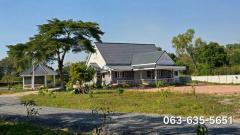 ขายบ้านสวนสไตล์รีสอร์ทติดคลอง การเดินทางสะดวก 15 นาทีถึงตลาดบ้านนา การรักษาความปลอดภัยและความสะอาดในโครงการดีเยี่ยม