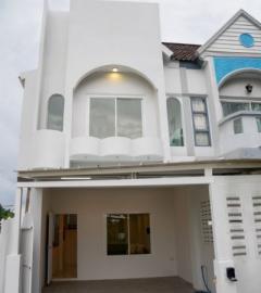 ทาวน์โฮม ใกล้ รร.วารี แปลงที่ดินใหญ่ พื้นที่ข้างบ้านกว้าง เฟอร์นิเจอร์ครบ หาได้ยากในโซนเมือง