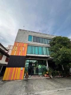 ขายที่ดินพร้อมโกดังและห้องพักคนงาน 245 ตรว. อ่อนนุช 36 ติดถนน 2 ด้าน แปลงสวยสี่เหลี่ยมผืนผ้า ทำเลดี เดินทางสะดวก 