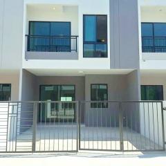 ฟิวเจอร์พาร์ค รังสิต 2.5กมม. 4ห้องนอน ให้เช่าคฤหาสน์ 2 ชั้น พร้อมเฟอร์ฯ 19ตร.วา. 190ตร.ม. 2 น้ำ กรุงเทพ รังสิต 2.9 กม.โรบินสัน เซนทรัล