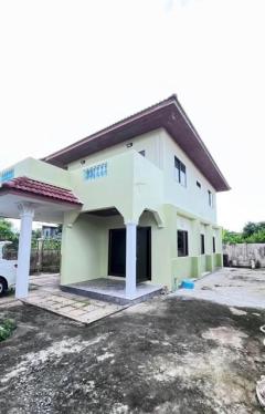 ม.กรุงเทพธนบุรี 1.2 กม. บ้าน 2 ชั้น 70ตร.วา. เดอะโฟร์ท สาย4 1.7 กม. ตลาดธนบุรี สนามหลวง2 2.7 กม. 280ตร.ม. 3 นอน 2 น้ำ พร้อมแอร์  