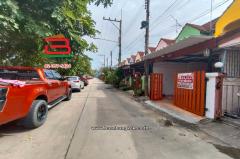 ทาวน์เฮาส์ เนื้อที่ 18 ตร.ว. หมู่บ้านบัวแก้ว สามโคก ซอยรุ่งทรัพย์ (วัดบัวแก้ววราราม) ถนนปทุมธานี-ศูนย์ศิลปาชีพบางไทร ตำบลบ้านปทุม อำเภอสามโคก ปทุมธานี