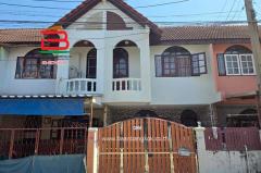 ทาวน์เฮ้าส์ หมู่บ้านอัมรินทร์วิลล่า (ใกล้อิมแพคเมืองธานี) ซอยแจ้งวัฒนะปากเกร็ด 41 เนื้อที่ 20 ตรว. ตำบลปากเกร็ด (สีกัน) อำเภอปากเกร็ด (ตลาดขวัญ) นนทบุรี