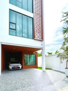 ให้เช่าทาวน์โฮม3.5ชั้นห้องมุมย่านนาคนิวาสลาดพร้าว71โชคชัย4 ตกแต่งพร้อมอยู่ไม่มีค่าส่วนกลาง