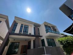 ขายด่วนบ้านเดี่ยว ซอยนาคนิวาส14 ขนาด4 ห้องนอน บ้านเพดานสูงเจ้าของไม่เคยเข้าอยู่ #ขายขาดทุน  #โชคชัย4 #ใกล้เซ็นทรัลอีสวิลล์ 