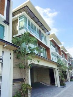 ม.หอการค้า 1.5กม.  3-4นอน ซ.อินทามระ 5-15  BTS สะพานควาย 600ม. บ้าน 3ชั้น ใจกลางเมือง 75 ตร.วา. 300 ตร.ม. ตกแต่งครบพร้อมเฟอร์ฯ  6 น้ำ 