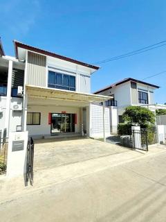 ถ. รอบเมืองเชียงใหม่  5นอน รร.สารภีพิทยาคม 2.5 กม. ให้เช่าบ้านเดี่ยว 2 ชั้น จัดเต็มเฟอร์ฯ เครื่องใช้ไฟฟ้า 3 น้ำ 100 ตร.วา.