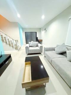 5นอน รร.สารภีพิทยาคม 2.5 กม. ให้เช่าบ้านเดี่ยว 2 ชั้น จัดเต็มเฟอร์ฯ เครื่องใช้ไฟฟ้า 3 น้ำ 100 ตร.วา. 200 ตร.ม. ตลาดยางเนิ้ง 3.0 กม. 