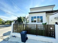 ตลาดน้ำดอนหวาย  ให้เช่าบ้านเดี่ยวมินิมอลชั้นเดียว 27 ตร.วา.ปั๊มน้ำมันพีที สามพราน4 1.7 กม.2 นอน 1 น้ำ พร้อมเฟอร์ฯครบ ซ.ไร่ขิง 34-38  