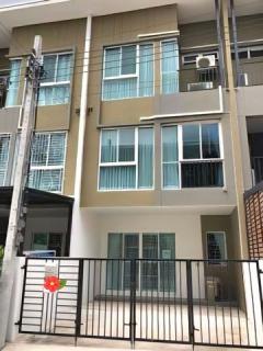 ให้เช่าทาวน์โฮม3ชั้น 25ตรว. อยู่ถนน รามอินทรา127 ใกล้บิ๊กซีสุวินทวงศ์ ทางออกไปฉะเชิงเทราได้