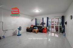 ทาวน์เฮาส์ หมู่บ้าน อยู่เจริญ 5 (รังสิต-นครนายก 74) ติดถนนไสวประชาราษฎร์ เนื้อที่ 21.6 ตารางวา ใกล้ตลาดกลางลาดสวาย ตำบลลาดสวาย อำเภอลำลูกกา จังหวัดปทุมธานี-202512181011551766027515079.jpg