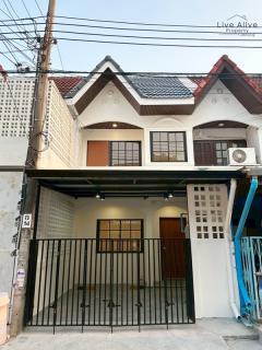 ขายทาวน์เฮาส์ 2 ชั้น NexHaus44 ปากซอยอ่อนนุช 44 เดินทางเข้าโซนทองหล่อ พระราม 9 รีโนเวทใหม่ทั้งหลัง พร้อมเข้าอยู่ โทร 085-826-6936-202512281426431766906803455.jpg